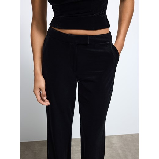 Mohito - Welurowe czarne spodnie - czarny Mohito 36 Mohito