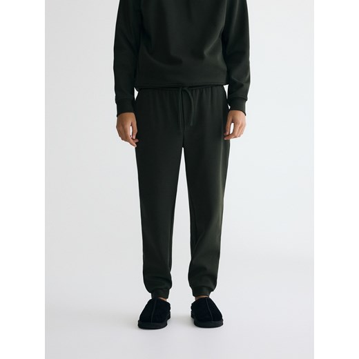 Reserved - Spodnie dresowe regular fit - ciemnozielony ze sklepu Reserved w kategorii Spodnie męskie - zdjęcie 187511405
