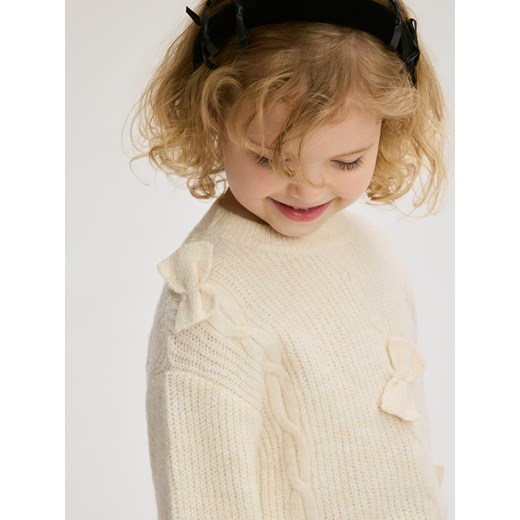 Reserved - Sweter z kokardkami - złamana biel ze sklepu Reserved w kategorii Swetry dziewczęce - zdjęcie 187511627