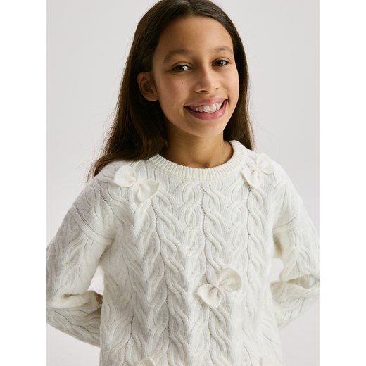 Reserved - Dzianinowy sweter z kokardami - złamana biel ze sklepu Reserved w kategorii Swetry dziewczęce - zdjęcie 187511716