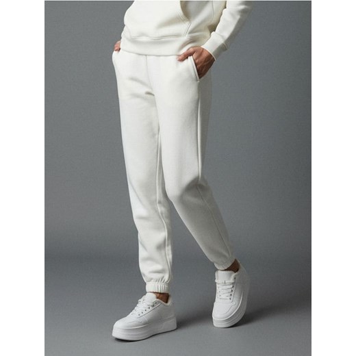 Sinsay - Spodnie dresowe jogger - kremowy ze sklepu Sinsay w kategorii Spodnie damskie - zdjęcie 187513399