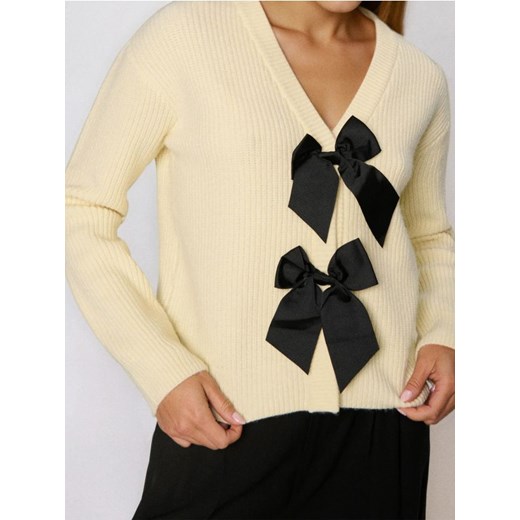 Sinsay - Prążkowany sweter z ozdobnymi kokardami - kremowy ze sklepu Sinsay w kategorii Swetry damskie - zdjęcie 187513467
