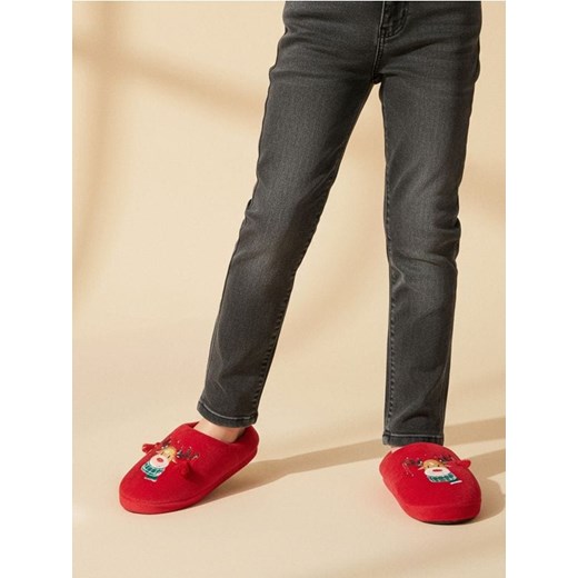 Sinsay - Kapcie z haftowanym reniferem - czerwony ze sklepu Sinsay w kategorii Kapcie dziecięce - zdjęcie 187513468