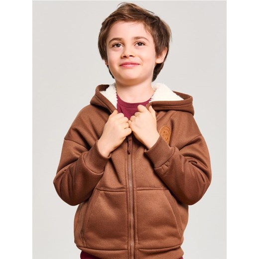 Sinsay - Cieplejsza bluza z kapturem z ozdobną naszywką - brązowy ze sklepu Sinsay w kategorii Bluzy chłopięce - zdjęcie 187513495