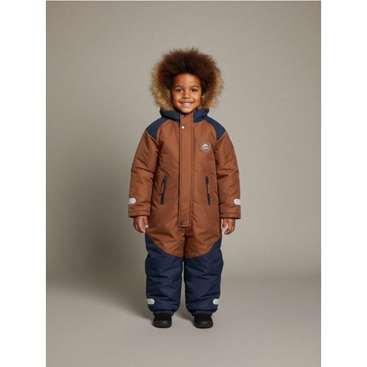 Sinsay - Kombinezon zimowy z odblaskowymi elementami zapinany na zamek - brązowy ze sklepu Sinsay w kategorii Kombinezony chłopięce - zdjęcie 187513517