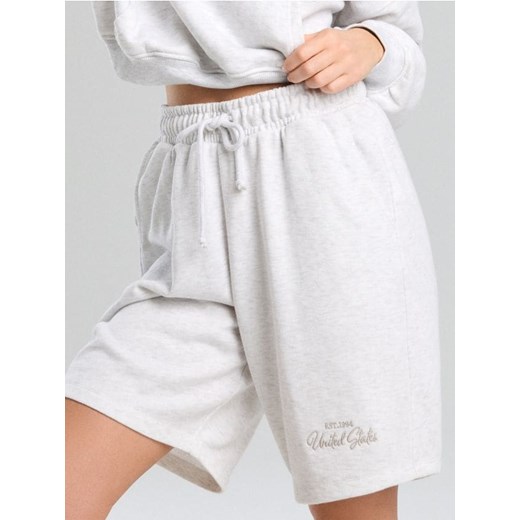 Sinsay - Szorty z wiązaniem z ozdobnym haftem - szary ze sklepu Sinsay w kategorii Szorty - zdjęcie 187515196
