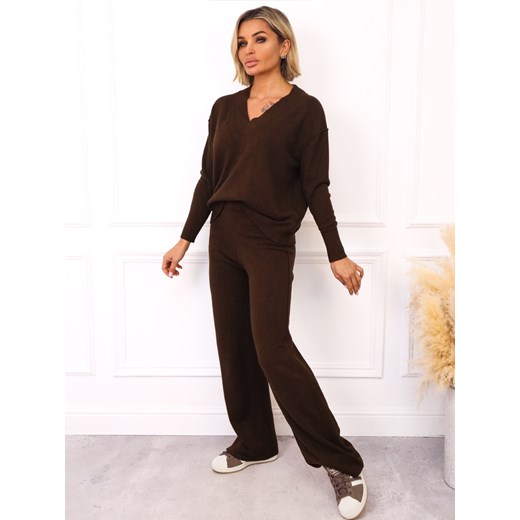 KOMPLET DZIANINOWY SWETER Z DEKOLTEM W SZPIC+ SPODNIE- CZEKOLADOWY ze sklepu olika.com.pl w kategorii Komplety i garnitury damskie - zdjęcie 187517896