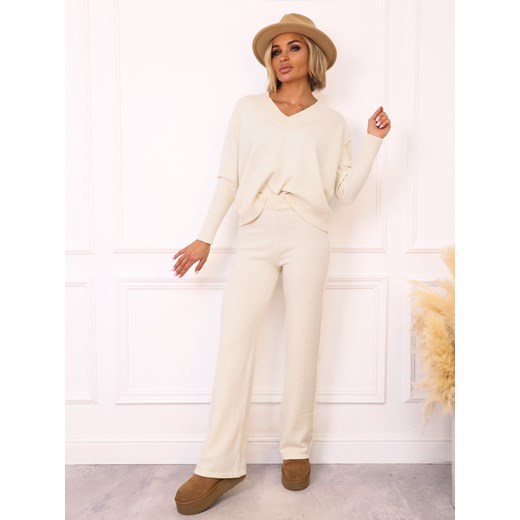 KOMPLET DZIANINOWY SWETER Z DEKOLTEM W SZPIC+ SPODNIE- BEŻOWY ze sklepu olika.com.pl w kategorii Komplety i garnitury damskie - zdjęcie 187517925