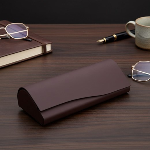 Etui na okulary korekcyjne zamykane na magnes STHC-93B brązowe ze sklepu Stylion w kategorii Etui - zdjęcie 187517958