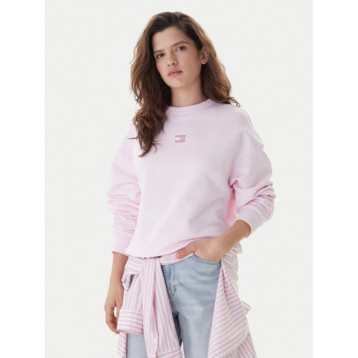 Tommy Jeans Bluza Badge DW0DW17325 Różowy Regular Fit ze sklepu MODIVO w kategorii Bluzy damskie - zdjęcie 187519948