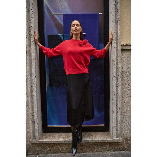 Sweter z różą czerwony ze sklepu Moodo.pl w kategorii Swetry damskie - zdjęcie 187521818