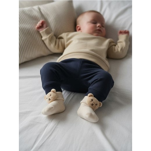 Sinsay - Prążkowane skarpetki antypoślizgowe z elementami 3D - beżowy Sinsay 19/22 Sinsay