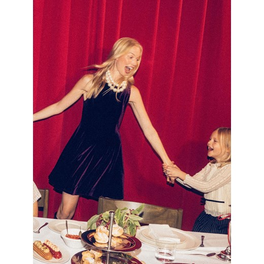 Reserved - Welurowa sukienka - ciemnofioletowy ze sklepu Reserved w kategorii Sukienki - zdjęcie 187526068