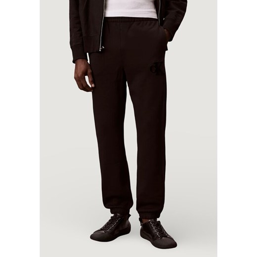 Calvin Klein Jeans Spodnie dresowe 350GSM FLEECE GIFT G Czarny Casual Fit ze sklepu MODIVO w kategorii Spodnie męskie - zdjęcie 187526397