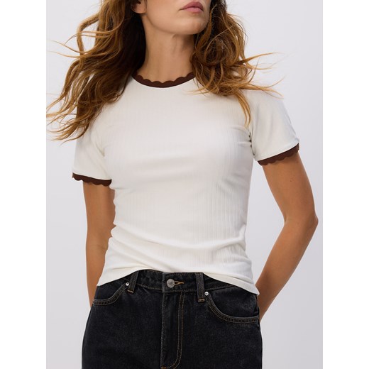 Reserved - T-shirt z ozdobną lamówką - złamana biel ze sklepu Reserved w kategorii Bluzki damskie - zdjęcie 187527587