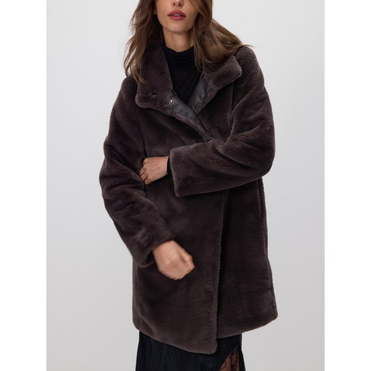 Reserved - Płaszcz z imitacji futra - ciemnobrązowy ze sklepu Reserved w kategorii Futra damskie - zdjęcie 187527688