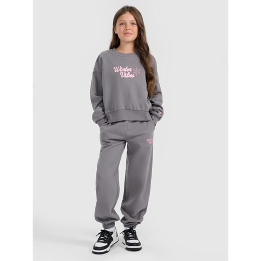 Dziewczęce spodnie dresowe joggery 4F 4FJRAW25TTROF1642 - szare ze sklepu Sportstylestory.com w kategorii Spodnie dziewczęce - zdjęcie 187528625
