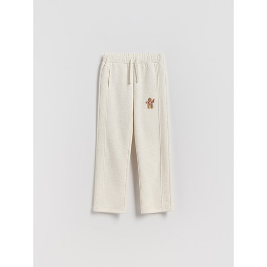 Reserved - Spodnie dresowe ze świątecznym haftem - złamana biel ze sklepu Reserved w kategorii Spodnie dziewczęce - zdjęcie 187529697