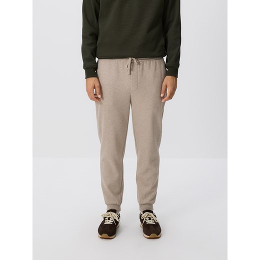 Reserved - Spodnie dresowe regular fit - beżowy ze sklepu Reserved w kategorii Spodnie męskie - zdjęcie 187535688