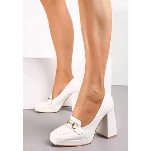 Białe Czółenka na Wysokim Słupku z Platformą i Klamerką w Stylu Mokasynów Ledda ze sklepu born2be.pl w kategorii Czółenka - zdjęcie 187536298