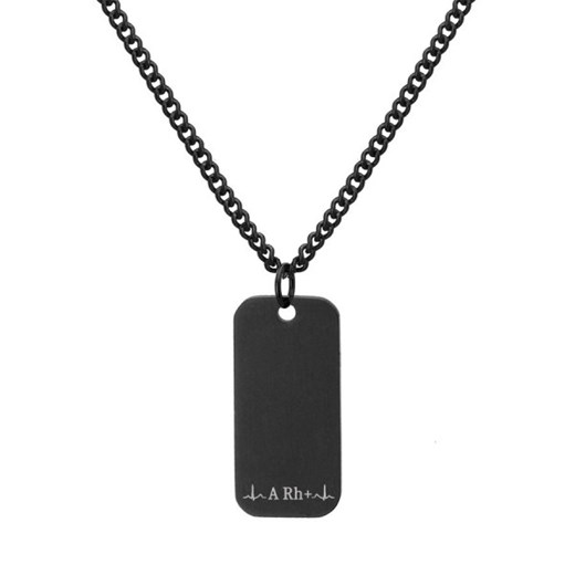Męska czarna blaszka na łańcuszku z dyskretnym grawerem grupy krwi ze sklepu manoki.pl w kategorii Naszyjniki męskie - zdjęcie 187549325