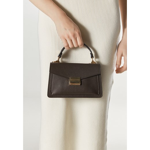Estro: Mała ciemnobrązowa torebka damska typu kuferek z włoskiej skóry naturalnej Premium ze sklepu Estro w kategorii Kuferki - zdjęcie 187549405