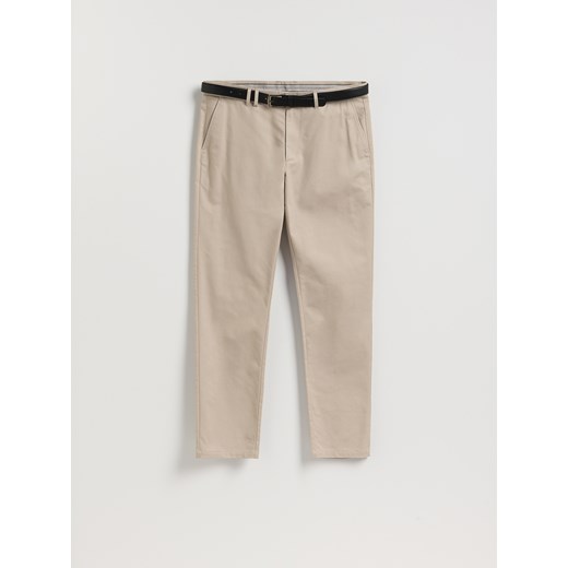 Reserved - Spodnie chino slim z paskiem - beżowy ze sklepu Reserved w kategorii Spodnie męskie - zdjęcie 187557907