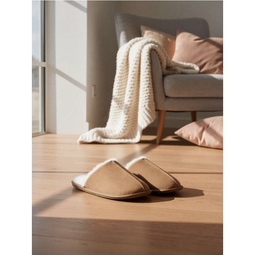 Sinsay - Kapcie ze sztucznym futerkiem - beżowy ze sklepu Sinsay w kategorii Kapcie męskie - zdjęcie 187559287