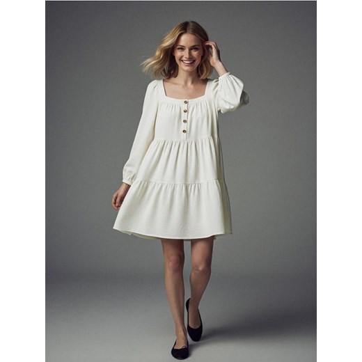 Sinsay - Rozkloszowana sukienka mini z dekoltem karo i guzikami z przodu - Sinsay XS Sinsay