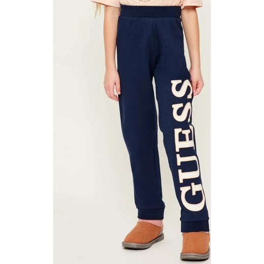 Guess Spodnie dresowe | Regular Fit ze sklepu Gomez Fashion Store w kategorii Spodnie dziewczęce - zdjęcie 187559635