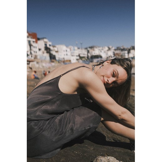 Midi Twisted Dress - Stone Grey ze sklepu Surf Inc w kategorii Sukienki - zdjęcie 187566678