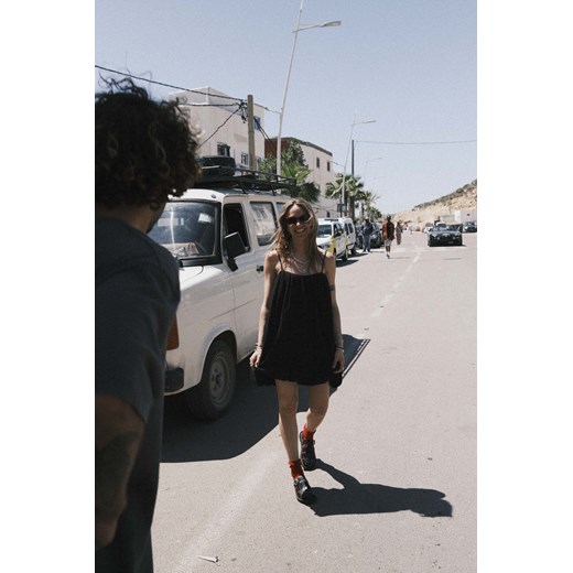 Bauble Muslin Dress - Space Black ze sklepu Surf Inc w kategorii Sukienki - zdjęcie 187567099