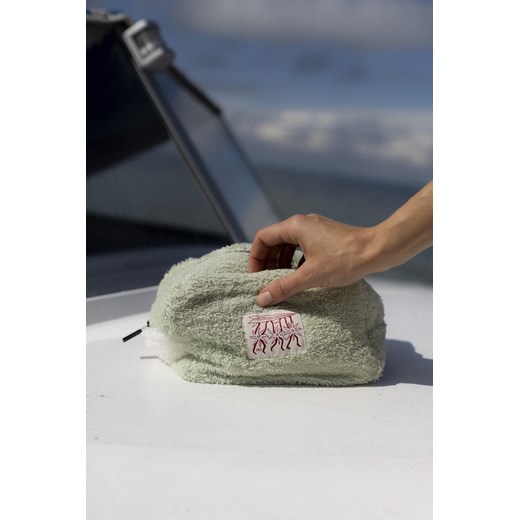 Frotte Travel Pouch - White Sage ze sklepu Surf Inc w kategorii Kosmetyczki damskie - zdjęcie 187568307