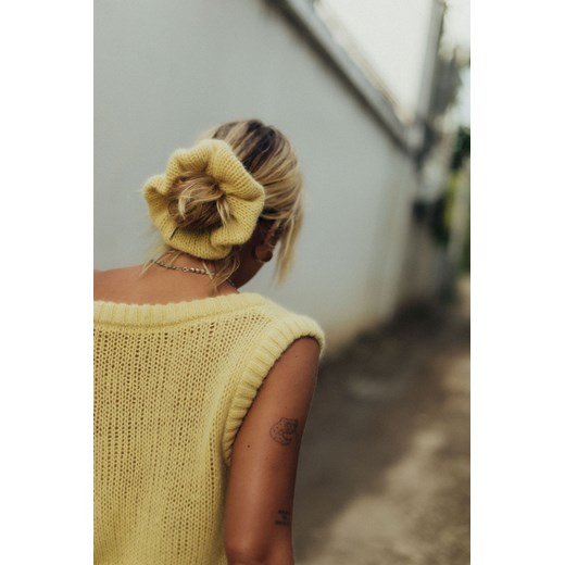 Mellow Yellow Fluffy Scrunchie ze sklepu Surf Inc w kategorii Gumki do włosów - zdjęcie 187571027