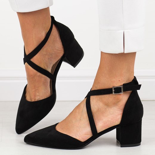 Czarne zamszowe sandały damskie na obcasie z zakrytymi palcami i pietą ze sklepu suzana.pl w kategorii Czółenka - zdjęcie 187574567