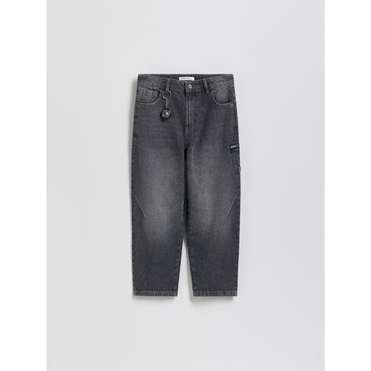 Reserved - Jeansy baggy z brelokiem - szary ze sklepu Reserved w kategorii Spodnie chłopięce - zdjęcie 187578487
