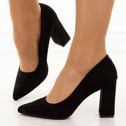 Czarne zamszowe czółenka damskie na słupku Sergio Leone Pb216 ze sklepu suzana.pl w kategorii Czółenka - zdjęcie 187588956