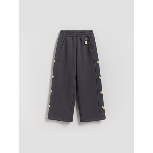 Reserved - Spodnie dresowe z brelokiem - ciemnoszary ze sklepu Reserved w kategorii Spodnie chłopięce - zdjęcie 187590189