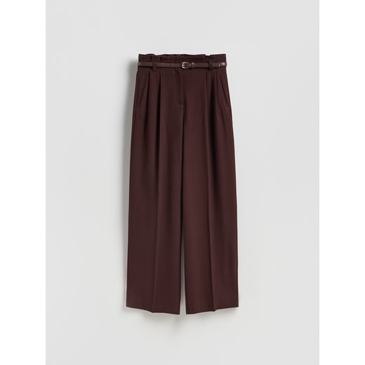 Reserved - Spodnie z paskiem - burgundowy ze sklepu Reserved w kategorii Spodnie damskie - zdjęcie 187596386