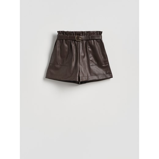 Reserved - Szorty z imitacji skóry z paskiem - ciemnobrązowy ze sklepu Reserved w kategorii Szorty - zdjęcie 187599837