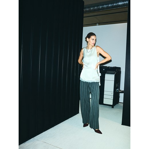 Reserved - Spodnie z kantem - ciemnoszary ze sklepu Reserved w kategorii Spodnie damskie - zdjęcie 187599945