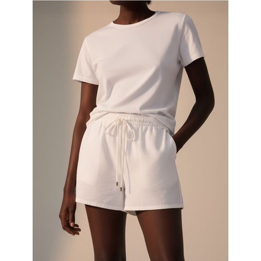 Sinsay - Szorty z mieszanki wiskozy i bawełny - kremowy ze sklepu Sinsay w kategorii Szorty - zdjęcie 187600846