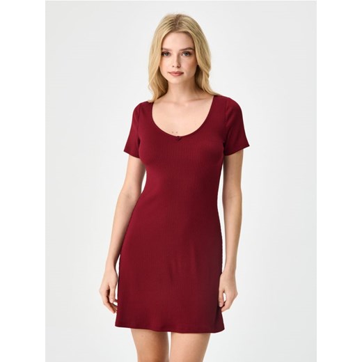 Sinsay - Prążkowana sukienka mini z różą przy dekolcie - bordowy ze sklepu Sinsay w kategorii Sukienki - zdjęcie 187600918