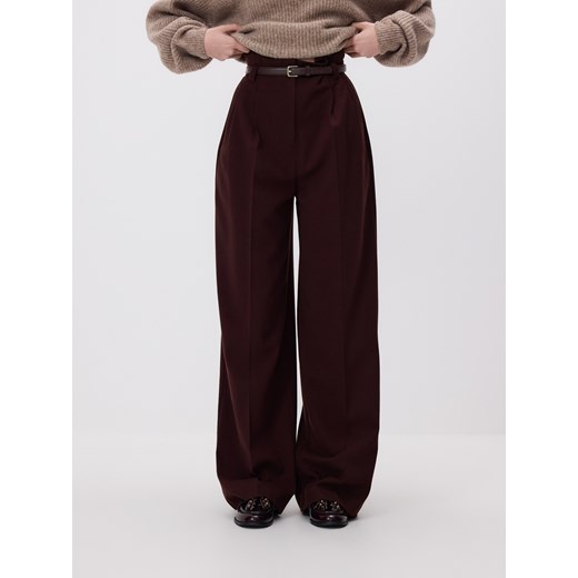 Reserved - Spodnie z paskiem - burgundowy ze sklepu Reserved w kategorii Spodnie damskie - zdjęcie 187603197