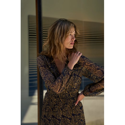 Wzorzysta sukienka granatowa ze sklepu Moodo.pl w kategorii Sukienki - zdjęcie 187607126