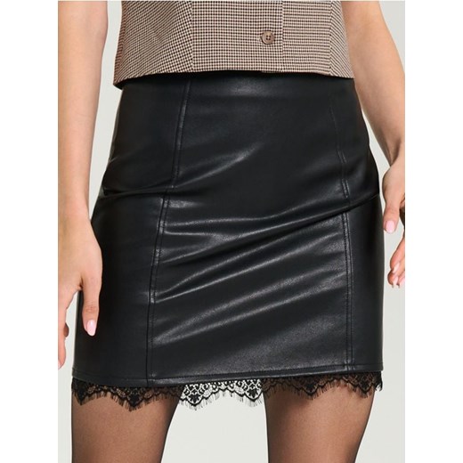 Sinsay - Spódnica mini z imitacji skóry z ozdobną koronką - czarny ze sklepu Sinsay w kategorii Spódnice - zdjęcie 187610118