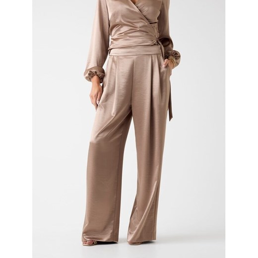 Guess Spodnie materiałowe 180020 Beżowy Slim Fit ze sklepu MODIVO w kategorii Spodnie damskie - zdjęcie 187610278