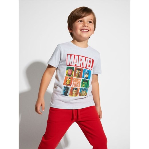 Sinsay - Bawełniana koszulka z nadrukiem Avengers - szary ze sklepu Sinsay w kategorii T-shirty chłopięce - zdjęcie 187615448