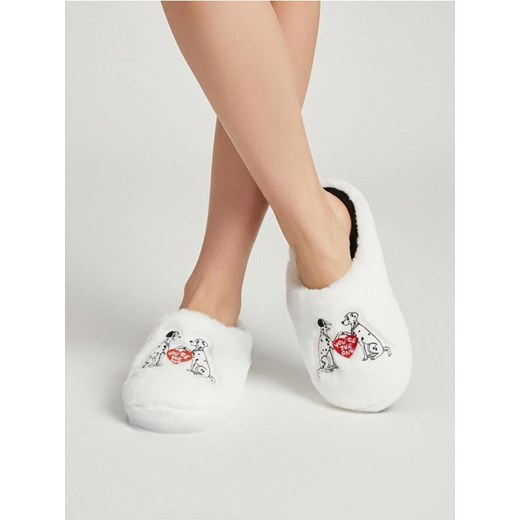 Sinsay - Kapcie z futerkiem 101 Dalmatians - biały ze sklepu Sinsay w kategorii Kapcie damskie - zdjęcie 187615485