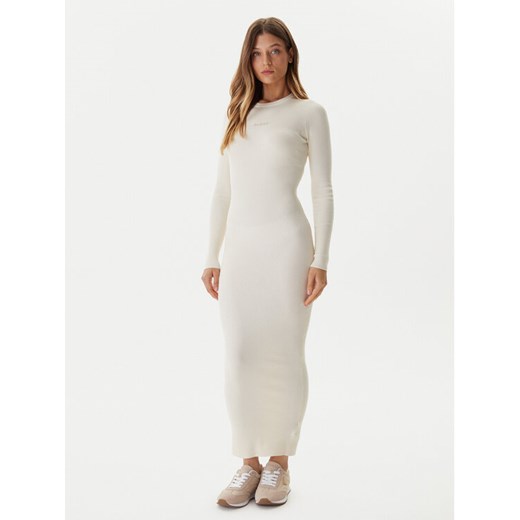 Guess Sukienka dzianinowa V5BK02 Z3JD2 Écru Slim Fit ze sklepu MODIVO w kategorii Sukienki - zdjęcie 187618229